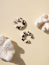 Load image into Gallery viewer, Ray Hoops In Coco Cream
